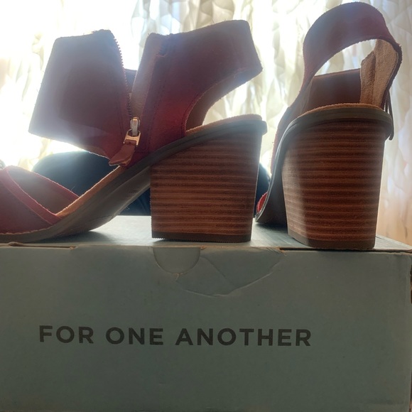 *NWT* TOMS - Picture 5 of 11